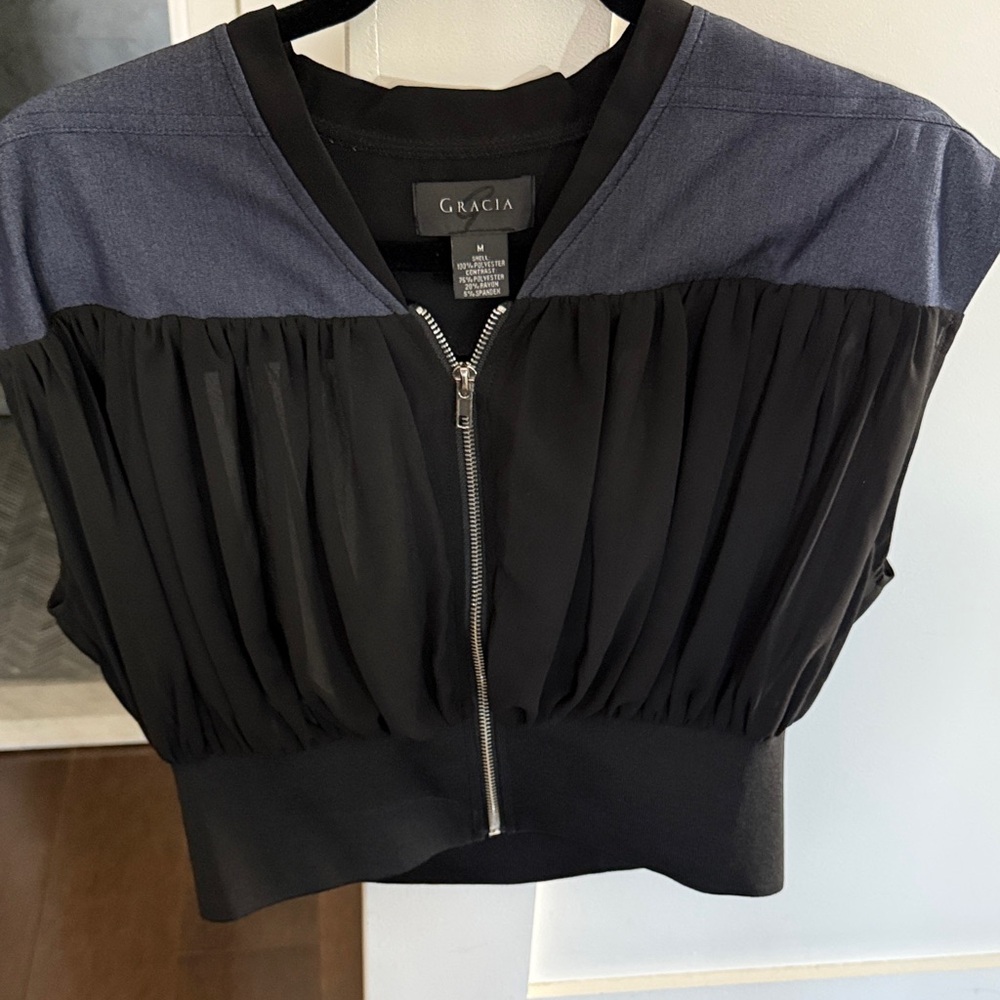 Gracia Black and Navy Crop Top